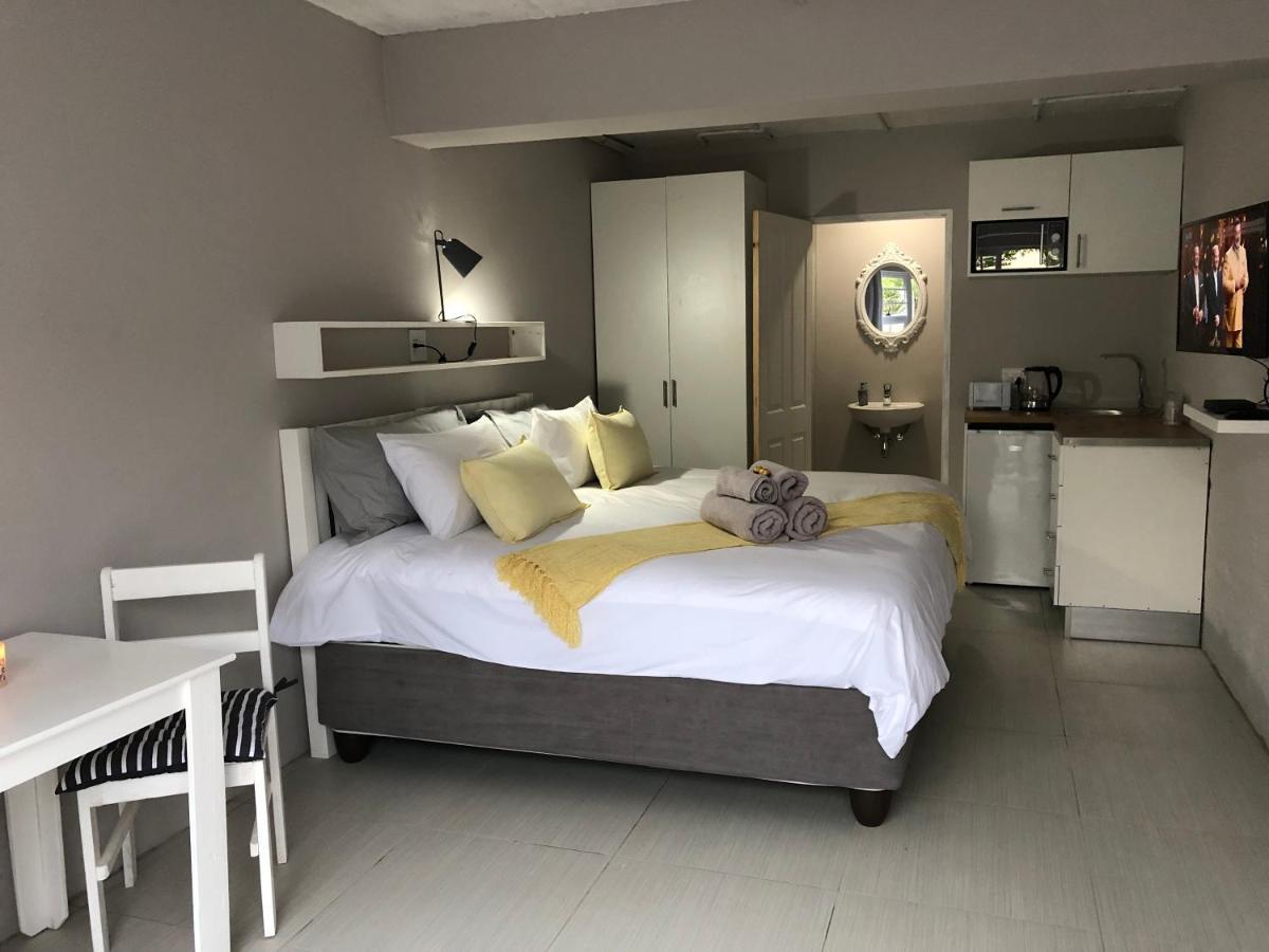 Second Best Accommodation East London Eksteriør billede